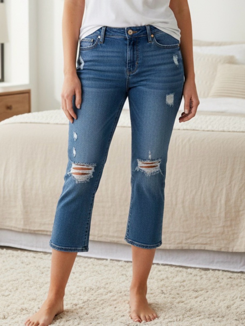 Diverso Women's Distressed Cropped Jeans - Blue